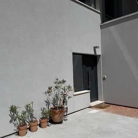 Forest Hill Apartment