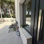 Forest Hill Apartment *